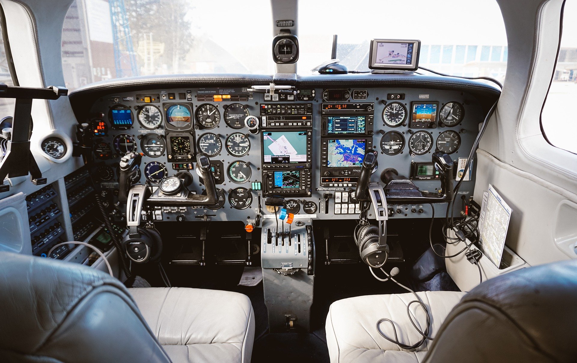 cockpit-6381367_1920