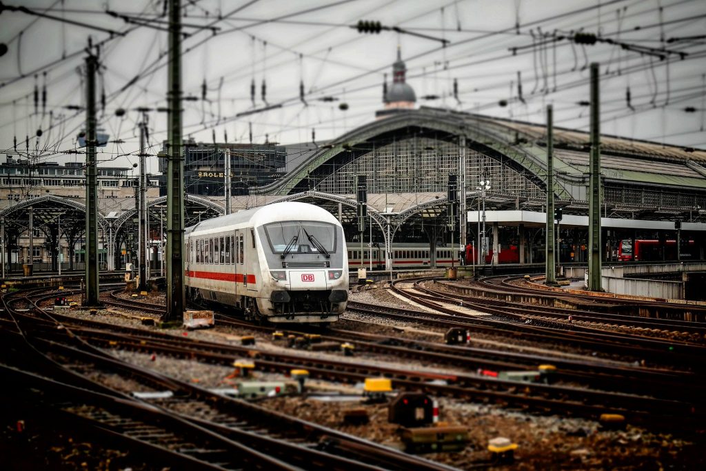 train-619082_1920