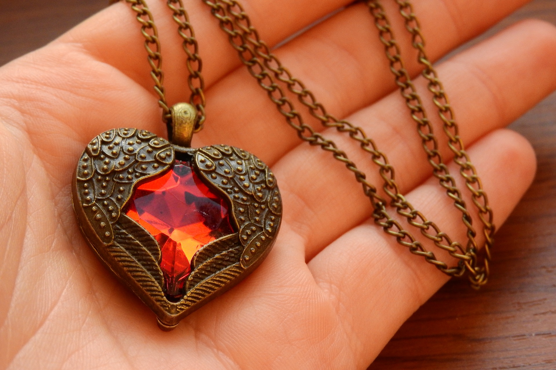 necklace-with-winged-heart-g831ac594a_1920