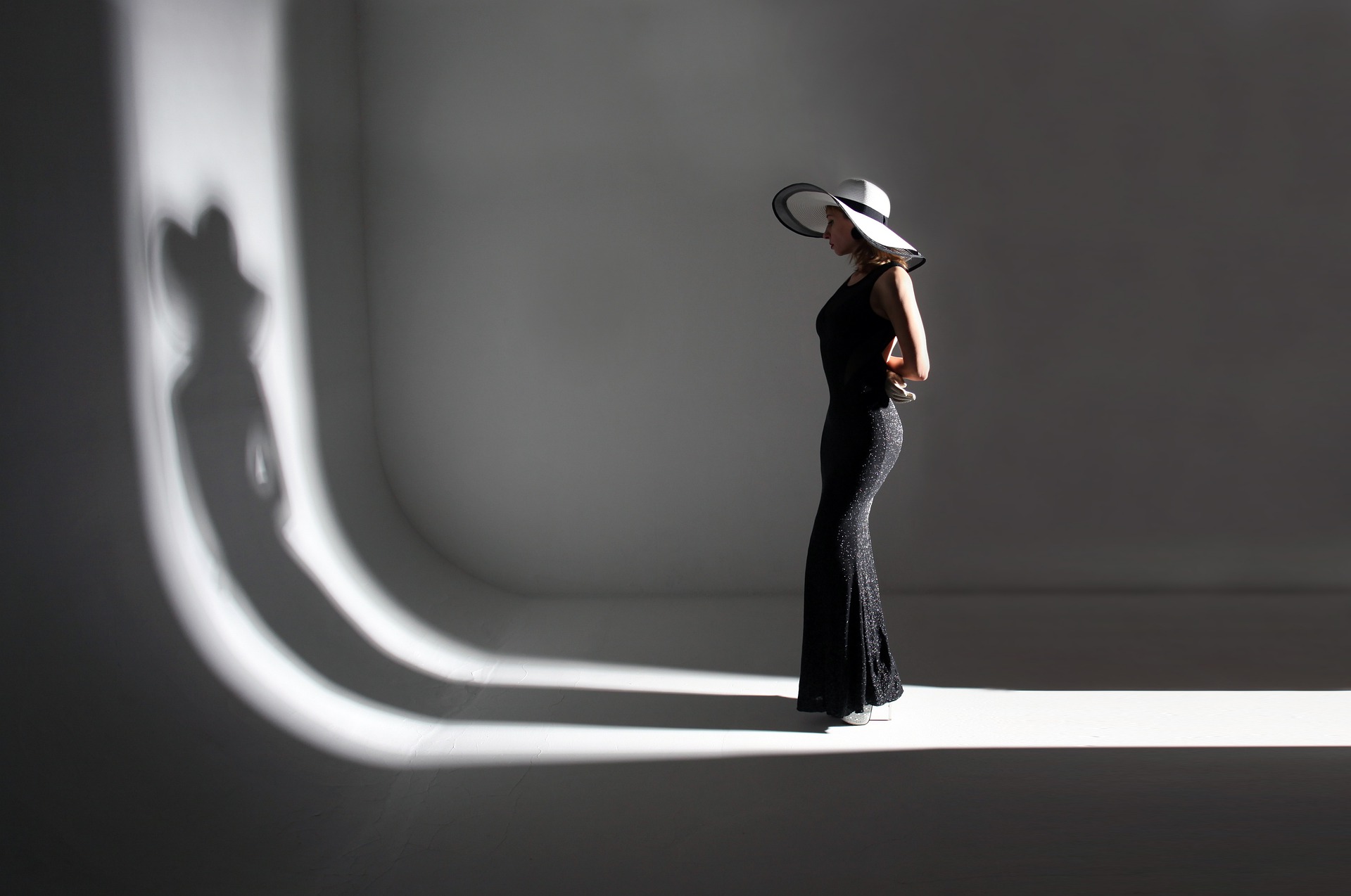 woman-g1b8684049_1920