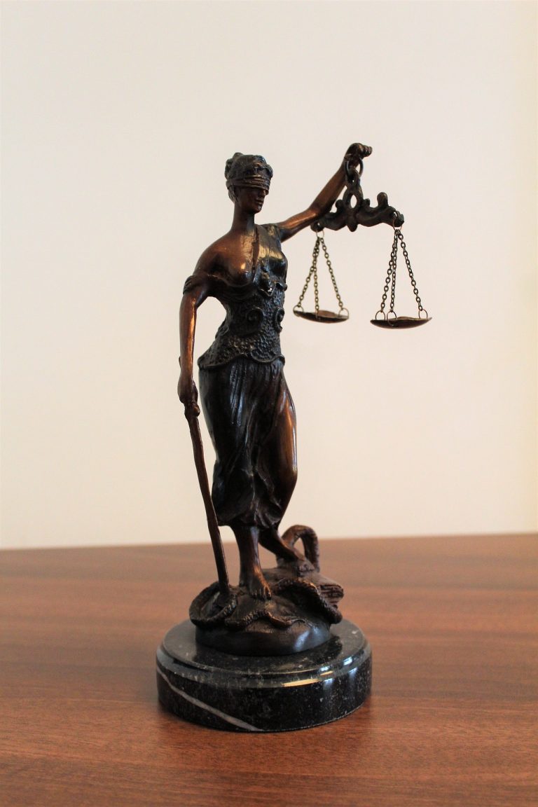 justitia-2723660_1920